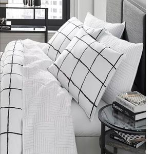 Macy’s City Scene Black & White Duvet & (2) Shams, Queen.
